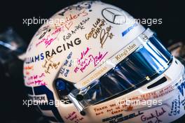 The helmet of George Russell (GBR) Williams Racing signed by members of the team. 10.12.2021. Formula 1 World Championship, Rd 22, Abu Dhabi Grand Prix, Yas Marina Circuit, Abu Dhabi, Practice Day.