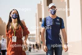 (L to R): Sandra Dziwiszek (POL) with her boyfriend Nicholas Latifi (CDN) Williams Racing. 10.12.2021. Formula 1 World Championship, Rd 22, Abu Dhabi Grand Prix, Yas Marina Circuit, Abu Dhabi, Practice Day.