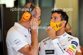 (L to R): Tom Stallard (GBR) McLaren Race Engineer with Daniel Ricciardo (AUS) McLaren. 10.12.2021. Formula 1 World Championship, Rd 22, Abu Dhabi Grand Prix, Yas Marina Circuit, Abu Dhabi, Practice Day.
