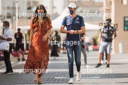 (L to R): Sandra Dziwiszek (POL) with her boyfriend Nicholas Latifi (CDN) Williams Racing. 10.12.2021. Formula 1 World Championship, Rd 22, Abu Dhabi Grand Prix, Yas Marina Circuit, Abu Dhabi, Practice Day.