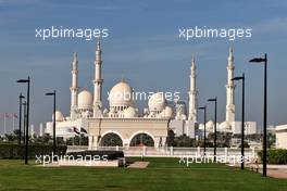 Abu Dhabi Atmosphere - a Mosque. 10.12.2021. Formula 1 World Championship, Rd 22, Abu Dhabi Grand Prix, Yas Marina Circuit, Abu Dhabi, Practice Day.