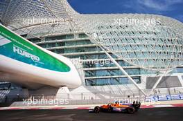 Lando Norris (GBR) McLaren MCL35M., 10.12.2021. Formula 1 World Championship, Rd 22, Abu Dhabi Grand Prix, Yas Marina Circuit, Abu Dhabi, Practice Day.