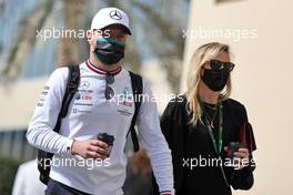 (L to R): Valtteri Bottas (FIN) Mercedes AMG F1 with his girlfriend Tiffany Cromwell (AUS) Professional Cyclist. 10.12.2021. Formula 1 World Championship, Rd 22, Abu Dhabi Grand Prix, Yas Marina Circuit, Abu Dhabi, Practice Day.