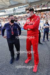(L to R): Louis Camilleri (ITA) with Mattia Binotto (ITA) Ferrari Team Principal on the grid. 12.12.2021. Formula 1 World Championship, Rd 22, Abu Dhabi Grand Prix, Yas Marina Circuit, Abu Dhabi, Race Day.