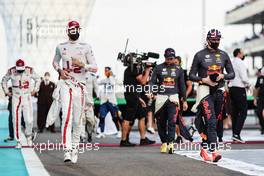 Antonio Giovinazzi (ITA), Alfa Romeo Racing and Max Verstappen (NLD), Red Bull Racing  12.12.2021. Formula 1 World Championship, Rd 22, Abu Dhabi Grand Prix, Yas Marina Circuit, Abu Dhabi, Race Day.