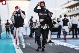 Fernando Alonso (ESP), Alpine F1 Team and Kimi Raikkonen (FIN), Alfa Romeo Racing  12.12.2021. Formula 1 World Championship, Rd 22, Abu Dhabi Grand Prix, Yas Marina Circuit, Abu Dhabi, Race Day.