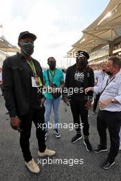 Usain Bolt (JAM) Athlete (Left) with Chris Gayle (JAM) Cricket Player (Right) on the grid. 12.12.2021. Formula 1 World Championship, Rd 22, Abu Dhabi Grand Prix, Yas Marina Circuit, Abu Dhabi, Race Day.