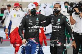 Valtteri Bottas (FIN) Mercedes AMG F1 W12 and Lewis Hamilton (GBR) Mercedes AMG F1 W12. 12.12.2021. Formula 1 World Championship, Rd 22, Abu Dhabi Grand Prix, Yas Marina Circuit, Abu Dhabi, Race Day.