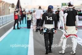 Fernando Alonso (ESP), Alpine F1 Team and Antonio Giovinazzi (ITA), Alfa Romeo Racing  12.12.2021. Formula 1 World Championship, Rd 22, Abu Dhabi Grand Prix, Yas Marina Circuit, Abu Dhabi, Race Day.