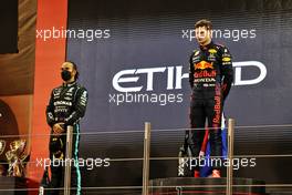 (L to R): second placed Lewis Hamilton (GBR) Mercedes AMG F1 on the podium with race winner and World Champion Max Verstappen (NLD) Red Bull Racing. 12.12.2021. Formula 1 World Championship, Rd 22, Abu Dhabi Grand Prix, Yas Marina Circuit, Abu Dhabi, Race Day.