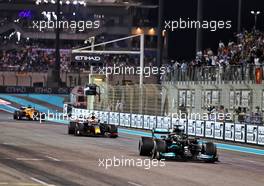Lewis Hamilton (GBR) Mercedes AMG F1 W12 leads Max Verstappen (NLD) Red Bull Racing RB16B on the final lap of the race. 12.12.2021. Formula 1 World Championship, Rd 22, Abu Dhabi Grand Prix, Yas Marina Circuit, Abu Dhabi, Race Day.