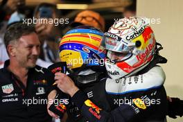 Race winner and World Champion Max Verstappen (NLD) Red Bull Racing (Right) celebrates with Fernando Alonso (ESP) Alpine F1 Team in parc ferme. 12.12.2021. Formula 1 World Championship, Rd 22, Abu Dhabi Grand Prix, Yas Marina Circuit, Abu Dhabi, Race Day.