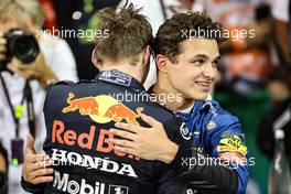 Max Verstappen (NLD), Red Bull Racing and Lando Norris (GBR), McLaren F1 Team  12.12.2021. Formula 1 World Championship, Rd 22, Abu Dhabi Grand Prix, Yas Marina Circuit, Abu Dhabi, Race Day.