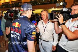 Max Verstappen (NLD) Red Bull Racing with Craig Slater (GBR) Sky F1 Reporter. 12.12.2021. Formula 1 World Championship, Rd 22, Abu Dhabi Grand Prix, Yas Marina Circuit, Abu Dhabi, Race Day.