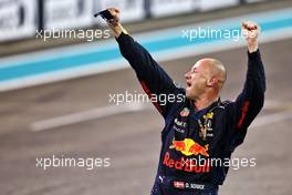 Red Bull Racing celebrates Max Verstappen (NLD) Red Bull Racing RB16B winning the race and the World Championship. 12.12.2021. Formula 1 World Championship, Rd 22, Abu Dhabi Grand Prix, Yas Marina Circuit, Abu Dhabi, Race Day.
