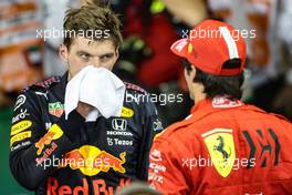 Max Verstappen (NLD), Red Bull Racing an Carlos Sainz Jr (ESP), Scuderia Ferrari  12.12.2021. Formula 1 World Championship, Rd 22, Abu Dhabi Grand Prix, Yas Marina Circuit, Abu Dhabi, Race Day.