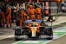 Daniel Ricciardo (AUS) McLaren MCL35M makes a pit stop. 12.12.2021. Formula 1 World Championship, Rd 22, Abu Dhabi Grand Prix, Yas Marina Circuit, Abu Dhabi, Race Day.