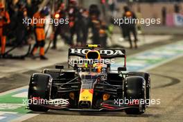Sergio Perez (MEX) Red Bull Racing RB16B makes a pit stop. 12.12.2021. Formula 1 World Championship, Rd 22, Abu Dhabi Grand Prix, Yas Marina Circuit, Abu Dhabi, Race Day.