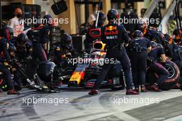 Max Verstappen (NLD) Red Bull Racing RB16B makes a pit stop. 12.12.2021. Formula 1 World Championship, Rd 22, Abu Dhabi Grand Prix, Yas Marina Circuit, Abu Dhabi, Race Day.