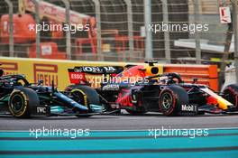 Lewis Hamilton (GBR) Mercedes AMG F1 W12 and Max Verstappen (NLD) Red Bull Racing RB16B battle for the lead at the start of the race. 12.12.2021. Formula 1 World Championship, Rd 22, Abu Dhabi Grand Prix, Yas Marina Circuit, Abu Dhabi, Race Day.