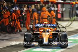 Lando Norris (GBR) McLaren MCL35M makes a pit stop. 12.12.2021. Formula 1 World Championship, Rd 22, Abu Dhabi Grand Prix, Yas Marina Circuit, Abu Dhabi, Race Day.