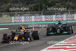 Sergio Perez (MEX), Red Bull Racing and Lewis Hamilton (GBR), Mercedes AMG F1   12.12.2021. Formula 1 World Championship, Rd 22, Abu Dhabi Grand Prix, Yas Marina Circuit, Abu Dhabi, Race Day.