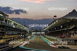 Lewis Hamilton (GBR) Mercedes AMG F1 W12. 12.12.2021. Formula 1 World Championship, Rd 22, Abu Dhabi Grand Prix, Yas Marina Circuit, Abu Dhabi, Race Day.