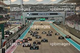 Lewis Hamilton (GBR) Mercedes AMG F1 W12 leads at the start of the race. 12.12.2021. Formula 1 World Championship, Rd 22, Abu Dhabi Grand Prix, Yas Marina Circuit, Abu Dhabi, Race Day.