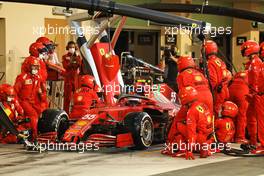 Carlos Sainz Jr (ESP) Ferrari SF-21 makes a pit stop. 12.12.2021. Formula 1 World Championship, Rd 22, Abu Dhabi Grand Prix, Yas Marina Circuit, Abu Dhabi, Race Day.