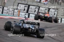Lewis Hamilton (GBR), Mercedes AMG F1  and Sergio Perez (MEX), Red Bull Racing  12.12.2021. Formula 1 World Championship, Rd 22, Abu Dhabi Grand Prix, Yas Marina Circuit, Abu Dhabi, Race Day.