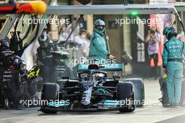Lewis Hamilton (GBR) Mercedes AMG F1 W12 makes a pit stop. 12.12.2021. Formula 1 World Championship, Rd 22, Abu Dhabi Grand Prix, Yas Marina Circuit, Abu Dhabi, Race Day.