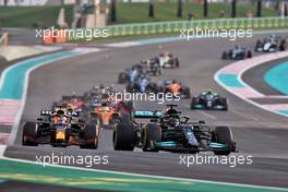 Lewis Hamilton (GBR) Mercedes AMG F1 W12 leads at the start of the race. 12.12.2021. Formula 1 World Championship, Rd 22, Abu Dhabi Grand Prix, Yas Marina Circuit, Abu Dhabi, Race Day.
