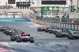 Start of the race 12.12.2021. Formula 1 World Championship, Rd 22, Abu Dhabi Grand Prix, Yas Marina Circuit, Abu Dhabi, Race Day.