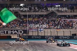 Lewis Hamilton (GBR), Mercedes AMG F1  and Max Verstappen (NLD), Red Bull Racing last lap 12.12.2021. Formula 1 World Championship, Rd 22, Abu Dhabi Grand Prix, Yas Marina Circuit, Abu Dhabi, Race Day.