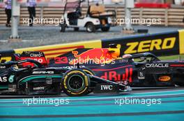 Lewis Hamilton (GBR) Mercedes AMG F1 W12 and Max Verstappen (NLD) Red Bull Racing RB16B battle for the lead at the start of the race. 12.12.2021. Formula 1 World Championship, Rd 22, Abu Dhabi Grand Prix, Yas Marina Circuit, Abu Dhabi, Race Day.