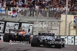 Sergio Perez (MEX), Red Bull Racing and Lewis Hamilton (GBR), Mercedes AMG F1   12.12.2021. Formula 1 World Championship, Rd 22, Abu Dhabi Grand Prix, Yas Marina Circuit, Abu Dhabi, Race Day.