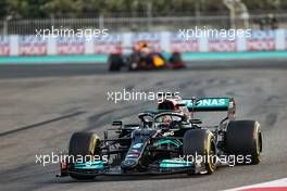 Lewis Hamilton (GBR), Mercedes AMG F1  and Max Verstappen (NLD), Red Bull Racing  12.12.2021. Formula 1 World Championship, Rd 22, Abu Dhabi Grand Prix, Yas Marina Circuit, Abu Dhabi, Race Day.