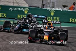 Sergio Perez (MEX) Red Bull Racing RB16B leads Lewis Hamilton (GBR) Mercedes AMG F1 W12. 12.12.2021. Formula 1 World Championship, Rd 22, Abu Dhabi Grand Prix, Yas Marina Circuit, Abu Dhabi, Race Day.