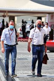 (L to R): Jos Verstappen (NLD) with Dr Helmut Marko (AUT) Red Bull Motorsport Consultant. 11.12.2021. Formula 1 World Championship, Rd 22, Abu Dhabi Grand Prix, Yas Marina Circuit, Abu Dhabi, Qualifying Day.