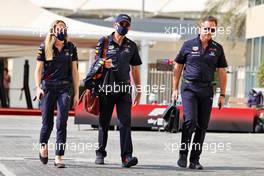 Adrian Newey (GBR) Red Bull Racing Chief Technical Officer (Centre) and Christian Horner (GBR) Red Bull Racing Team Principal (Right). 11.12.2021. Formula 1 World Championship, Rd 22, Abu Dhabi Grand Prix, Yas Marina Circuit, Abu Dhabi, Qualifying Day.