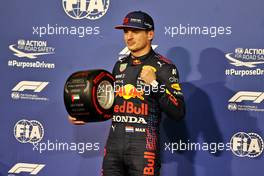 Max Verstappen (NLD) Red Bull Racing celebrates with the Pirelli Pole Position award in qualifying parc ferme.  11.12.2021. Formula 1 World Championship, Rd 22, Abu Dhabi Grand Prix, Yas Marina Circuit, Abu Dhabi, Qualifying Day.