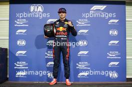 Max Verstappen (NLD) Red Bull Racing celebrates with the Pirelli Pole Position Award in qualifying parc ferme. 11.12.2021. Formula 1 World Championship, Rd 22, Abu Dhabi Grand Prix, Yas Marina Circuit, Abu Dhabi, Qualifying Day.