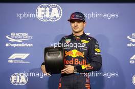 Pirelli Poleman of the Year Max Verstappen (NLD) Red Bull Racing in qualifying parc ferme. 11.12.2021. Formula 1 World Championship, Rd 22, Abu Dhabi Grand Prix, Yas Marina Circuit, Abu Dhabi, Qualifying Day.