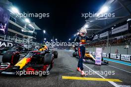Max Verstappen (NLD) Red Bull Racing RB16B celebrates his pole position in qualifying parc ferme. 11.12.2021. Formula 1 World Championship, Rd 22, Abu Dhabi Grand Prix, Yas Marina Circuit, Abu Dhabi, Qualifying Day.