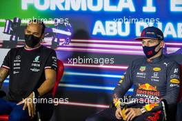 (L to R): Lewis Hamilton (GBR) Mercedes AMG F1 and Max Verstappen (NLD) Red Bull Racing in the post qualifying FIA Press Conference. 11.12.2021. Formula 1 World Championship, Rd 22, Abu Dhabi Grand Prix, Yas Marina Circuit, Abu Dhabi, Qualifying Day.