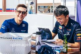 (L to R): George Russell (GBR) Williams Racing with Alexander Albon (THA) Red Bull Racing Reserve and Development Driver. 11.12.2021. Formula 1 World Championship, Rd 22, Abu Dhabi Grand Prix, Yas Marina Circuit, Abu Dhabi, Qualifying Day.