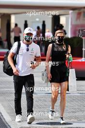 (L to R): Valtteri Bottas (FIN) Mercedes AMG F1 with his girlfriend Tiffany Cromwell (AUS) Professional Cyclist. 11.12.2021. Formula 1 World Championship, Rd 22, Abu Dhabi Grand Prix, Yas Marina Circuit, Abu Dhabi, Qualifying Day.