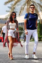 (L to R): Carmen Montero Mundt with her boyfriend George Russell (GBR) Williams Racing. 11.12.2021. Formula 1 World Championship, Rd 22, Abu Dhabi Grand Prix, Yas Marina Circuit, Abu Dhabi, Qualifying Day.