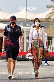 (L to R): Max Verstappen (NLD) Red Bull Racing with his girlfriend Kelly Piquet (BRA). 11.12.2021. Formula 1 World Championship, Rd 22, Abu Dhabi Grand Prix, Yas Marina Circuit, Abu Dhabi, Qualifying Day.