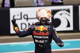 Pole postition for Max Verstappen (NLD) Red Bull Racing. 11.12.2021. Formula 1 World Championship, Rd 22, Abu Dhabi Grand Prix, Yas Marina Circuit, Abu Dhabi, Qualifying Day.